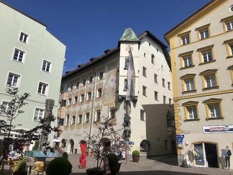 In der Mitte das Rathaus Schwaz mit der bemalten Fassade