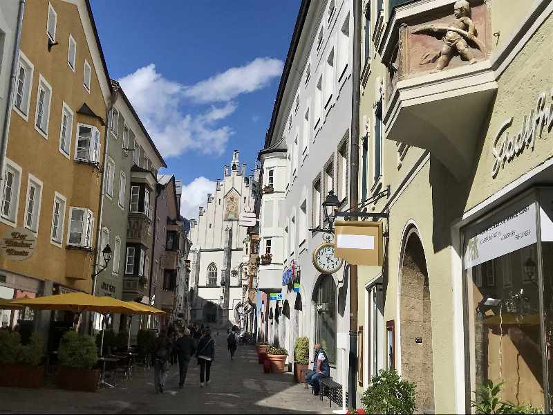 Schwaz Altstadt - die Franz Josef Strasse mit der Stadtpfarrkirche