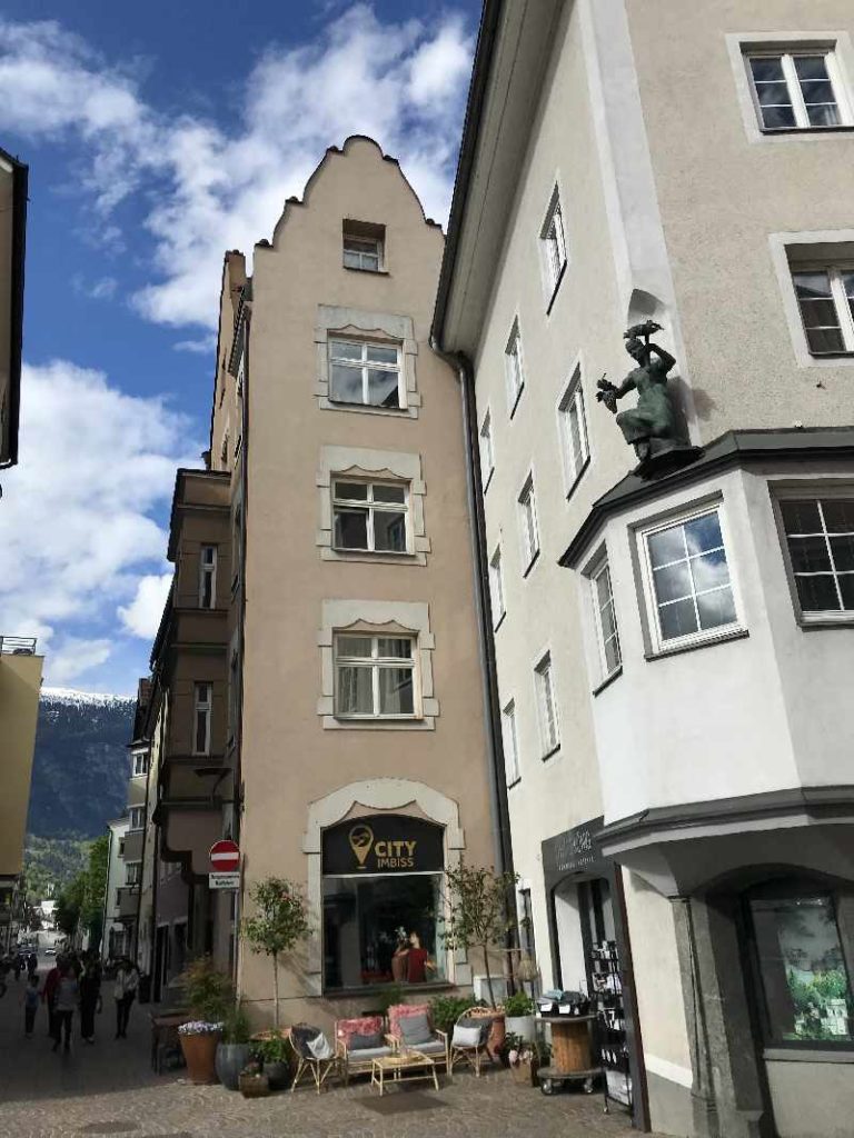 In der Wopfnerstrasse durch die Altstadt Schwaz spazieren