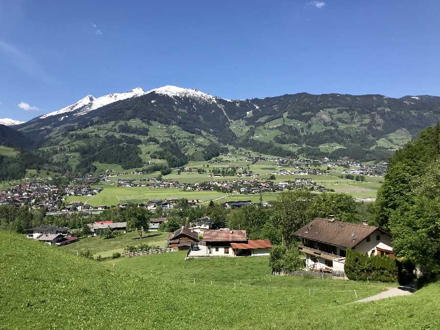 Das Zillertal mit dem Blick auf Fügen im Tal und das Spieljoch