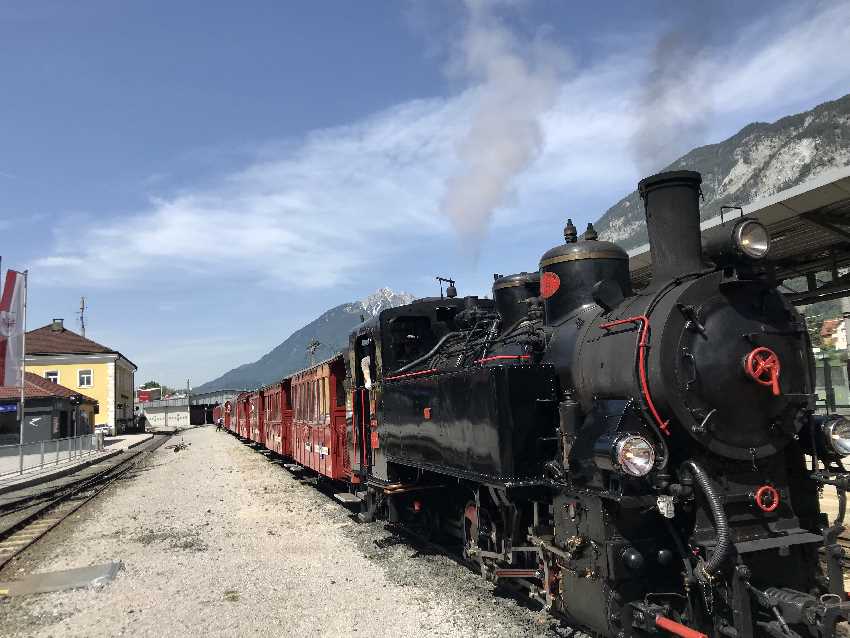 Der historische Dampfzug fährt durch das Zillertal