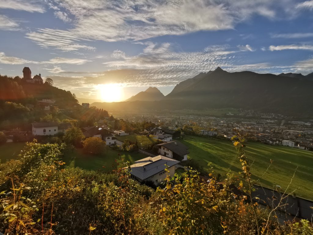 Der Blick über Schwaz mit dem Karwendel