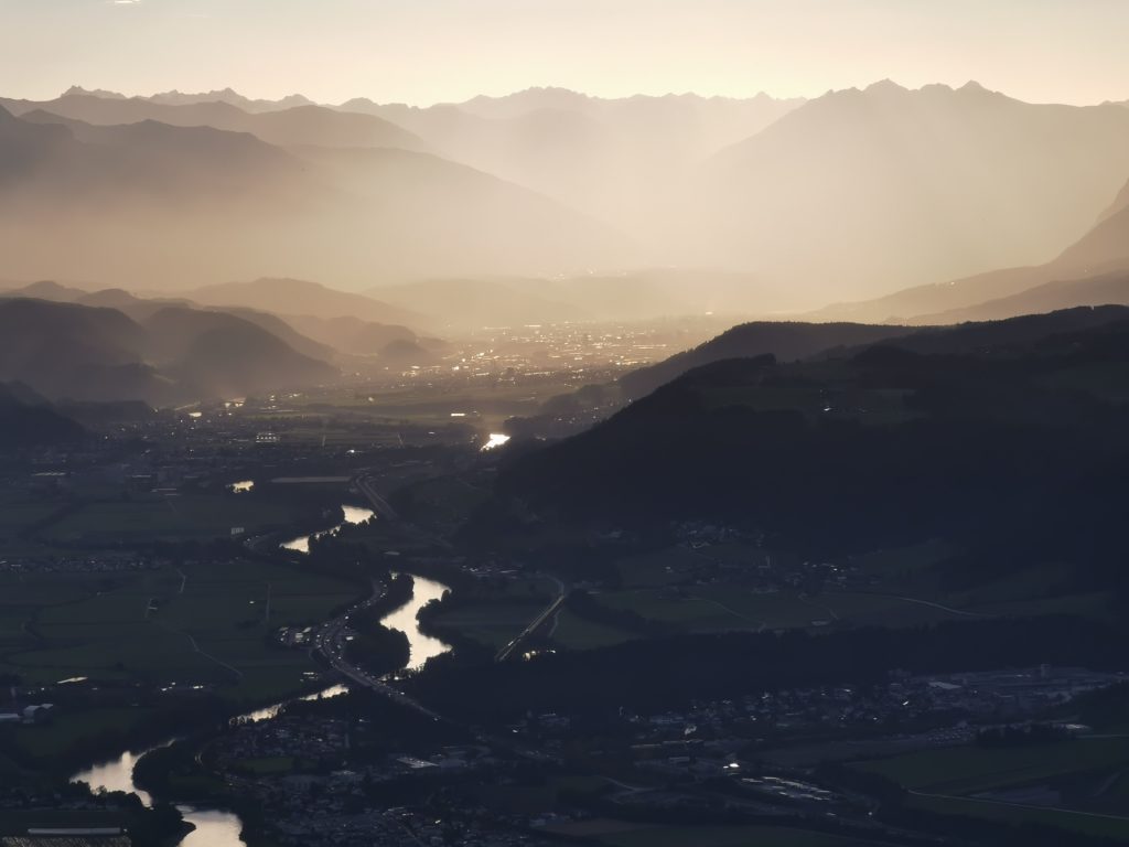 Der Bezirk Schwaz mit dem Inn und den schönen Bergen rundherum