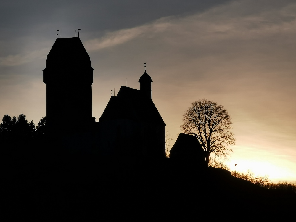 Funkelnder Bezirk Schwaz beim Sonnenuntergang