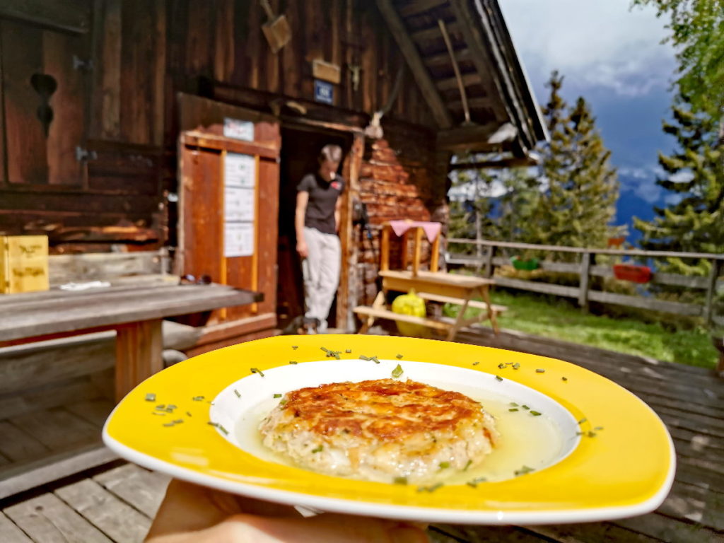 Auf einer urigen Alm diese Kaspressknödelsuppe geniessen - hier geht das!