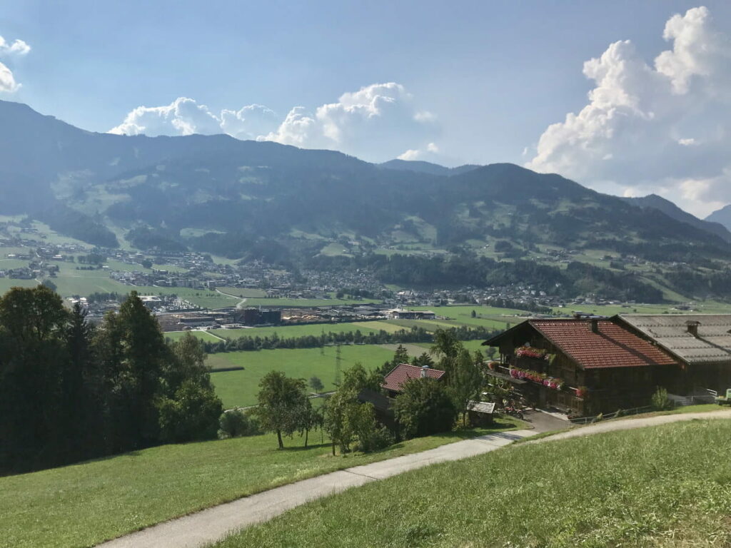 Blick auf Fügen im Zillertal, schöne Bauernhäuser und empfehlenswerte Wanderwege