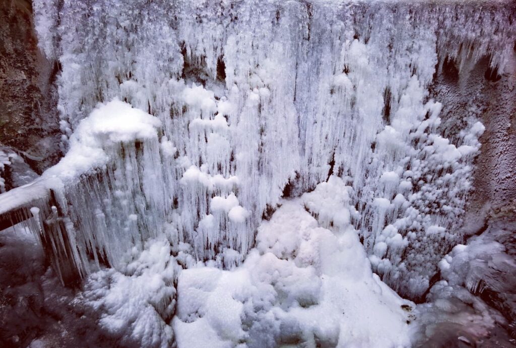 Schwaz Wasserfall am Lahnbach: Meterhohe Wand aus Eis