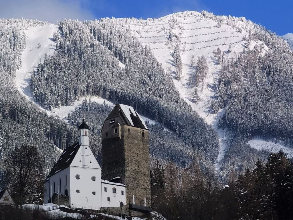 Schwaz Sehenswürdigkeiten besuchen: Die Burg Freundsberg im Winter