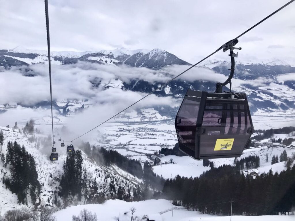 Die modernen Gondeln der Spieljochbahn starten in Fügen im Zillertal