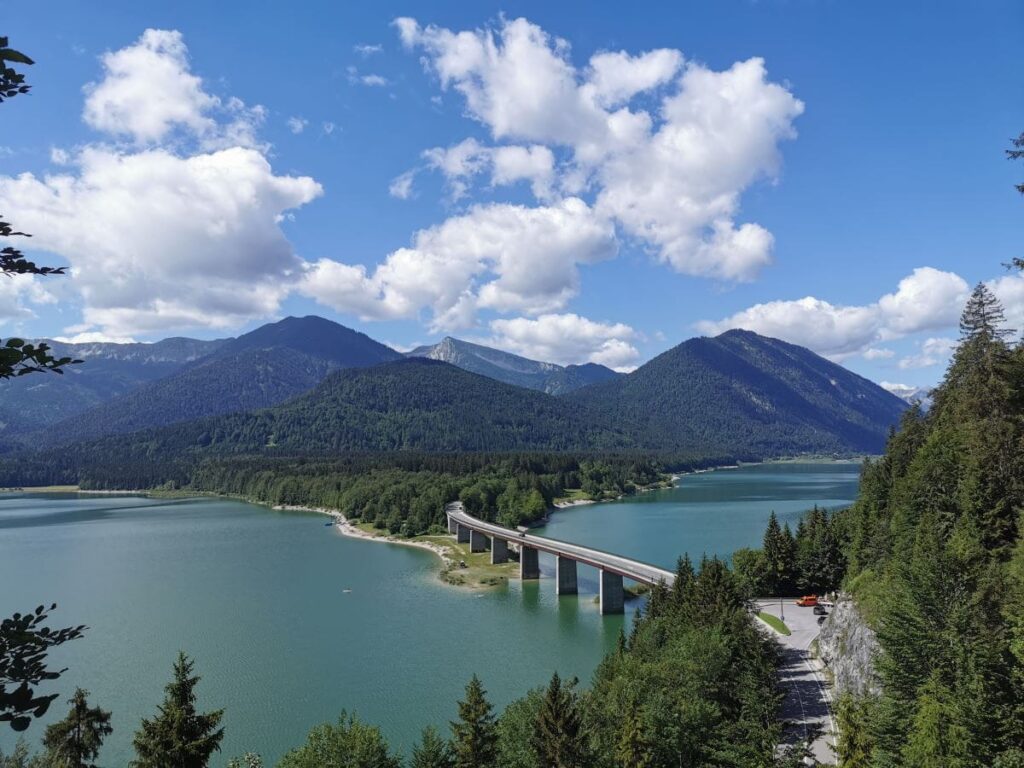 Ausflugsziele Schwaz: Der Sylvensteinsee ist weniger als eine Autostunde entfernt