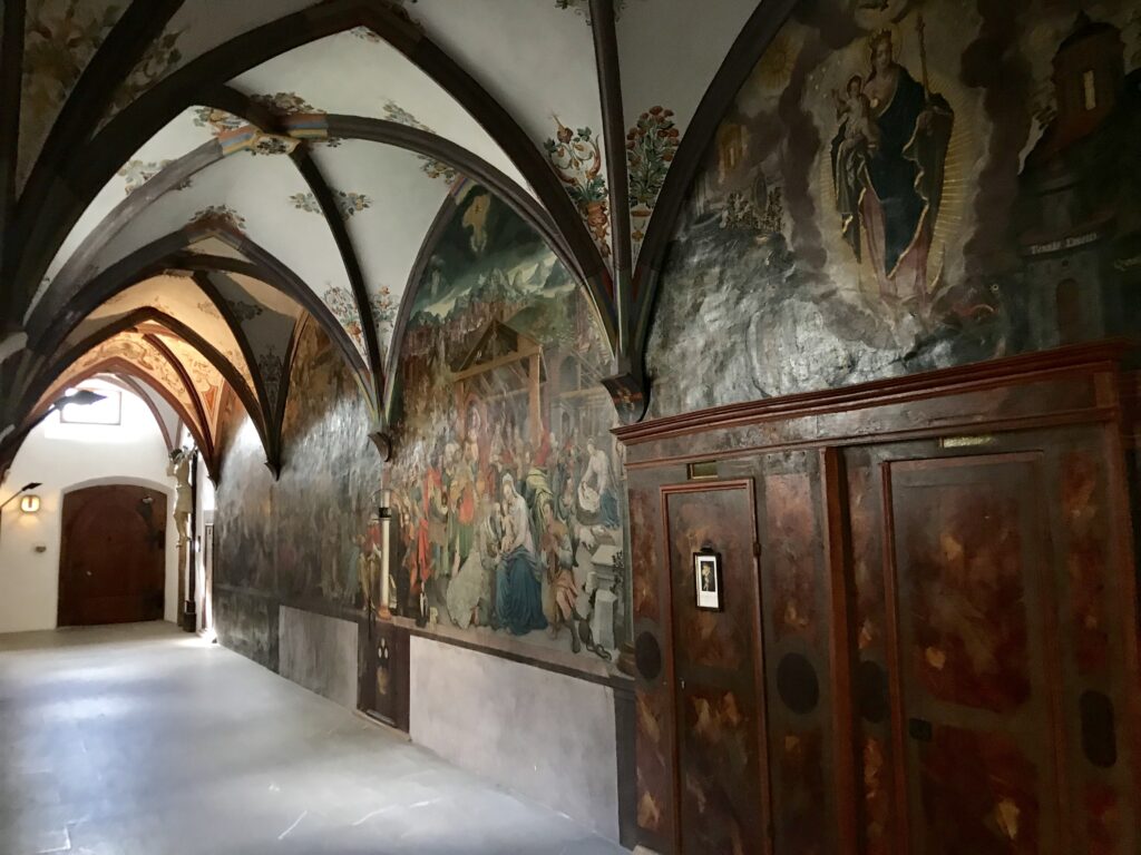 Der Kreuzgang im Franziskanerkloster Schwaz mit den sehenswerten Fresken